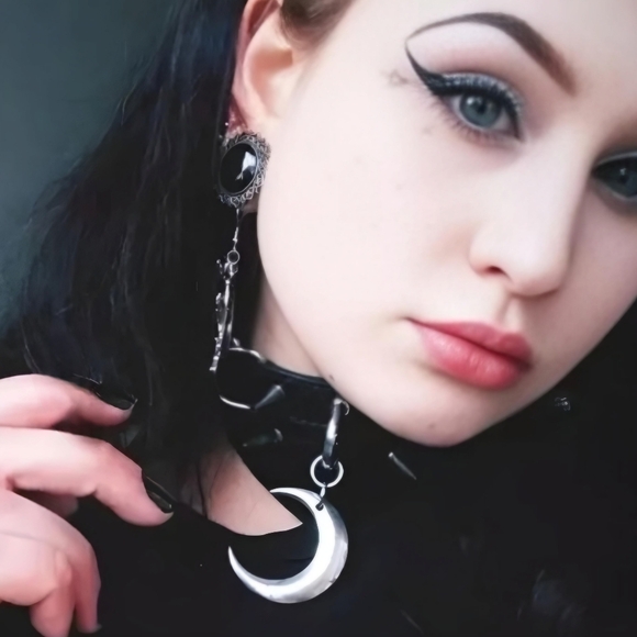 🆕️🆑 Gothic Leather Choker With Crescent Moon Pendant Metal D-Rings Adjustable - Picture 11 of 13